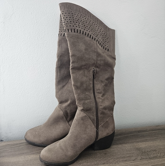 Suede taupe knee-high boots size 8 by David Aaron - Picture 4 of 8